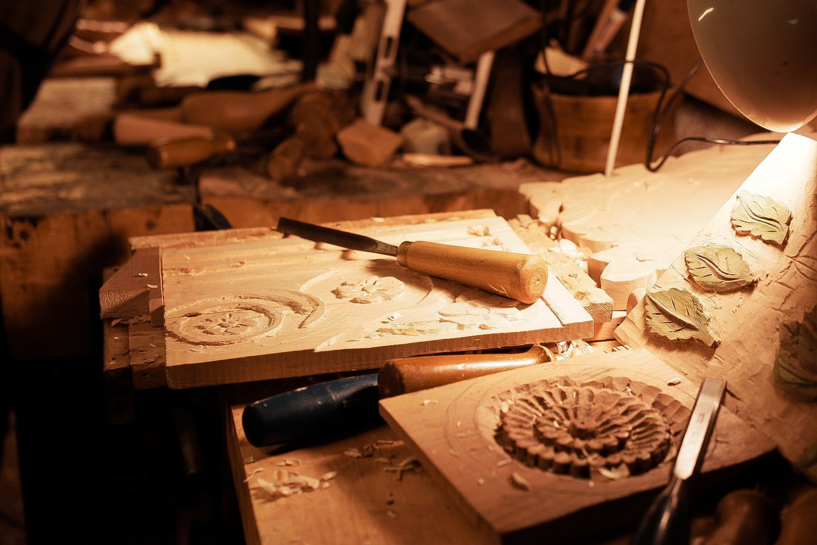 Atelier de tâmplărie în lumină caldă