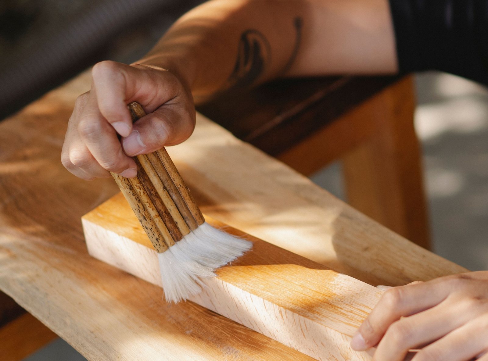 Finisaj aplicat cu pensula pe o scândură de lemn