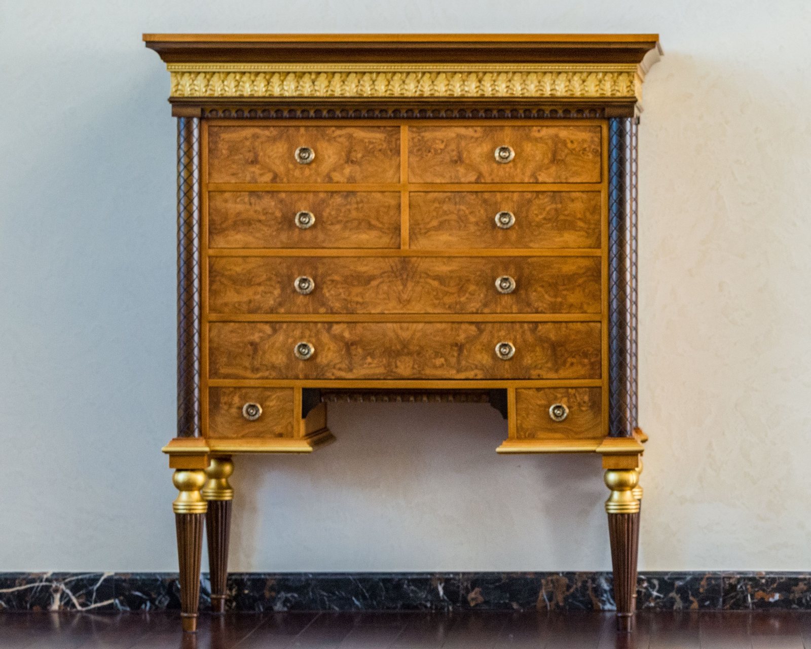 Scrin din lemn de nuc, cu lemnul scos la iveală după recondiționare