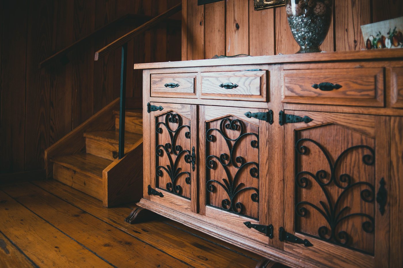 Mobilier din lemn masiv